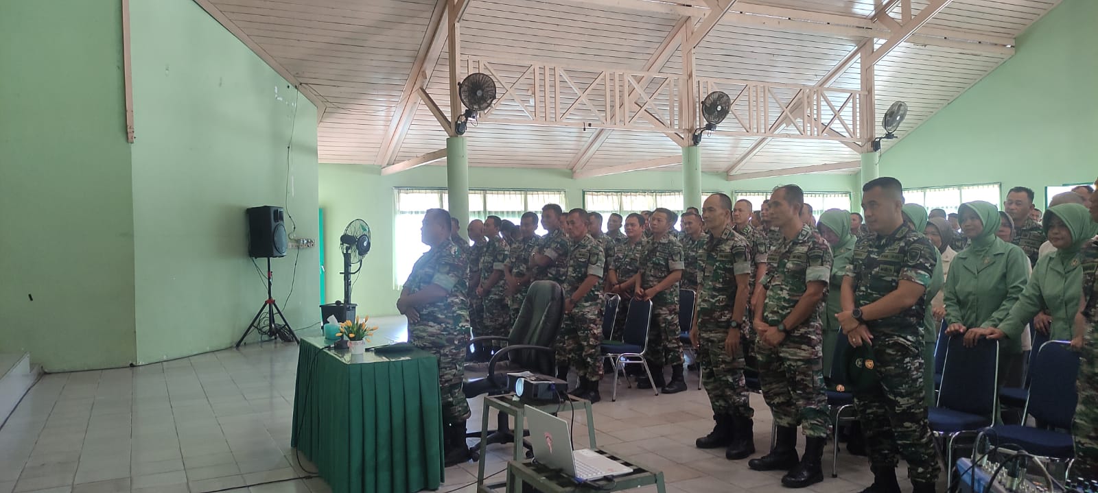 Pengarahan Danrem 045/Gaya secara Virtual pada Acara Lepas Sambut Danrem Baru 045/Gaya Brigjen TNI