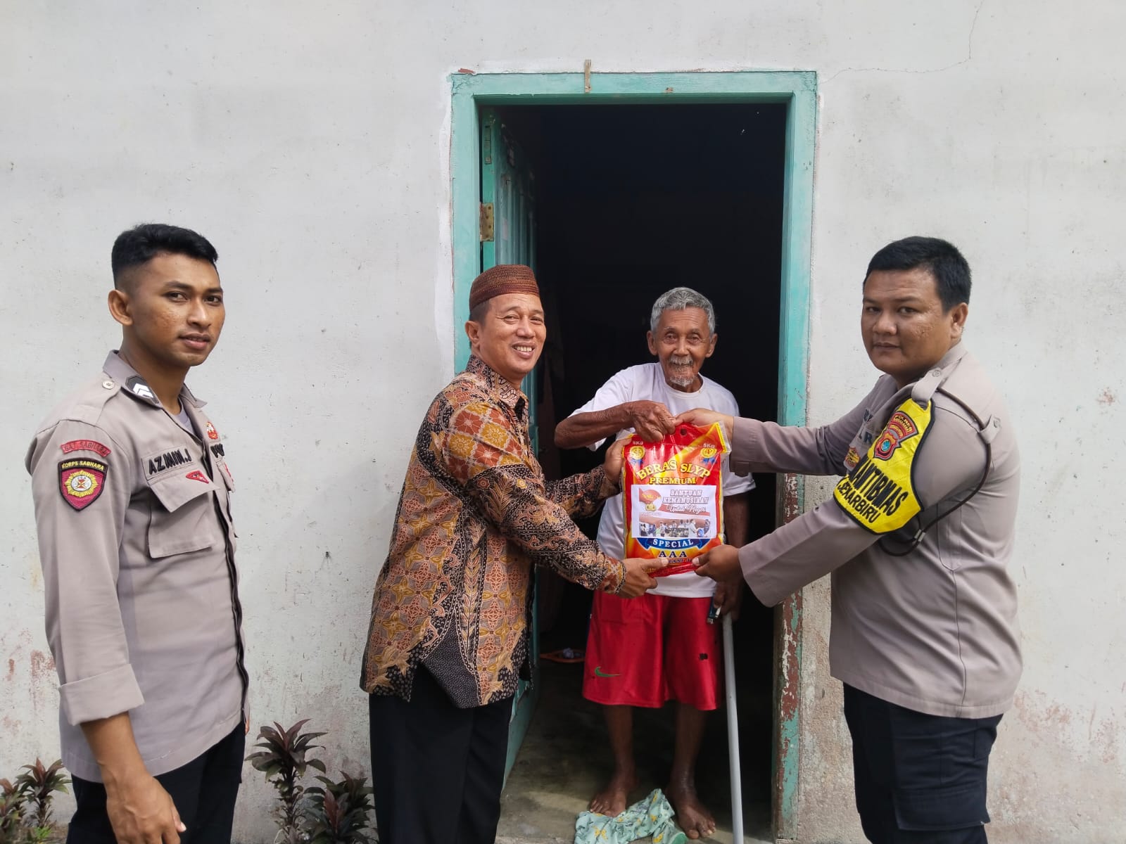 Polres Bangka Barat Tabur Berkah di Bulan Ramadhan dengan Bagikan Sembako kepada Warga Kurang Mampu