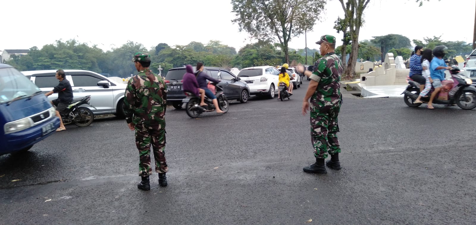 Batituud Koramil 413-06/Bukit Intan Lakukan Monitoring Sembayang Kubur