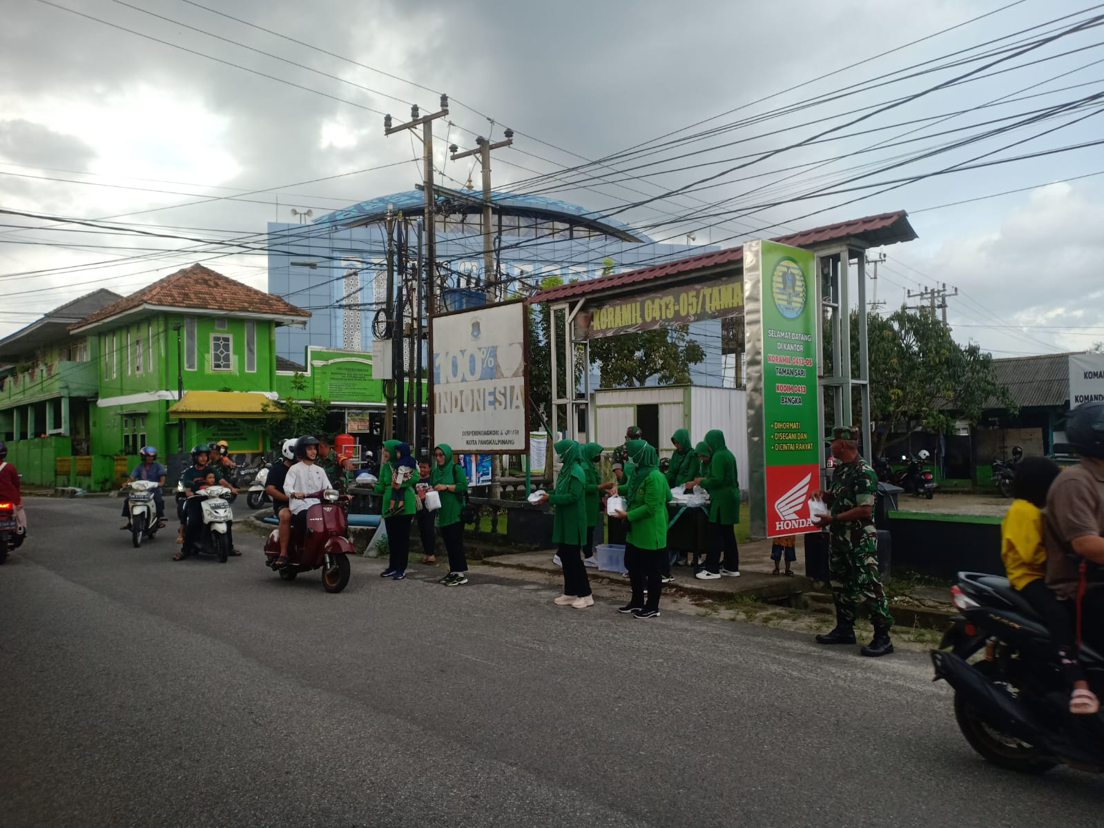 Bagikan Takjil Kepada Masyarakat yang Melintasi Jalan Depan Makoramil Tamansari