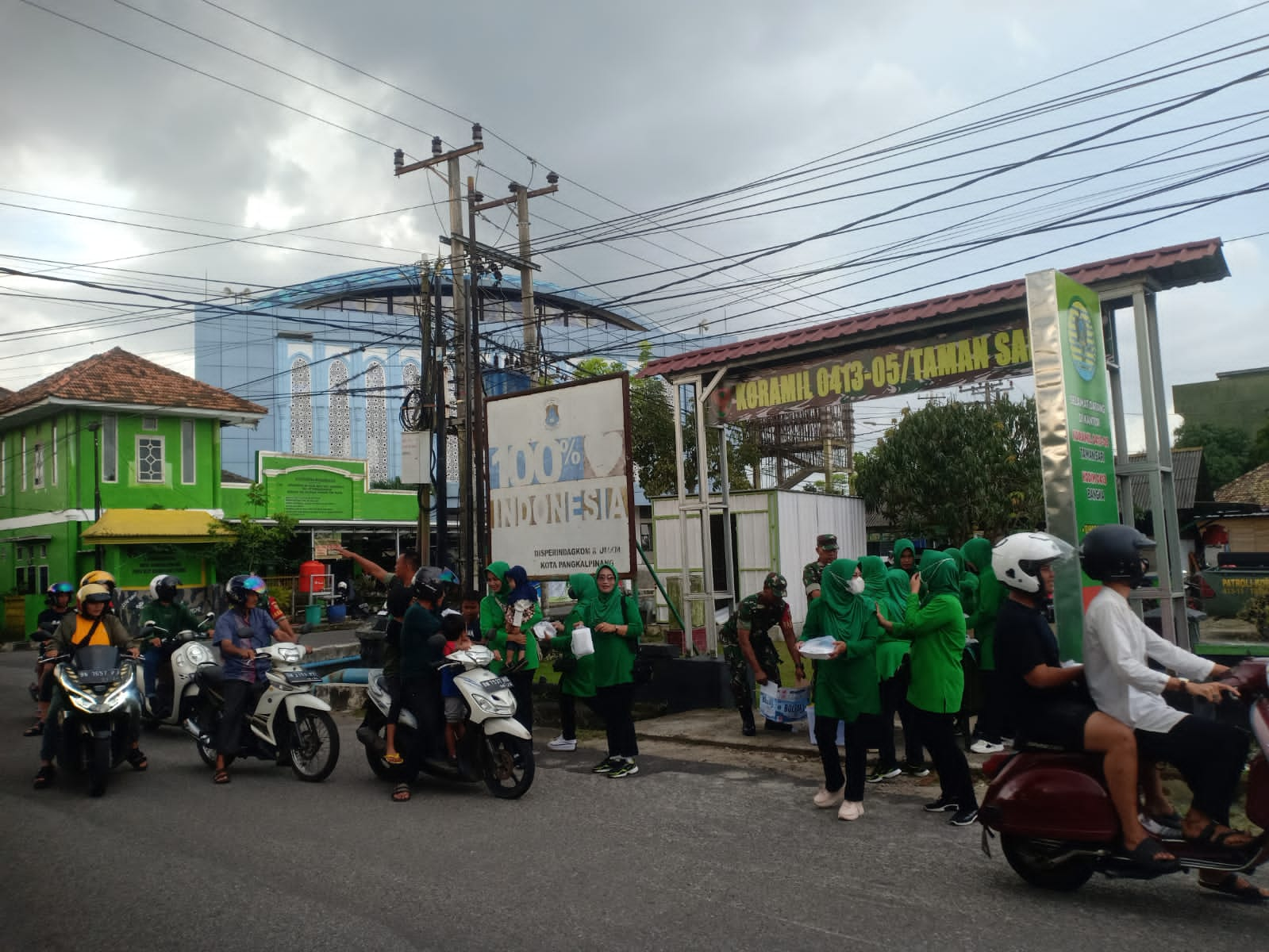 Bagikan Takjil Kepada Masyarakat yang Melintasi Jalan Depan Makoramil Tamansari