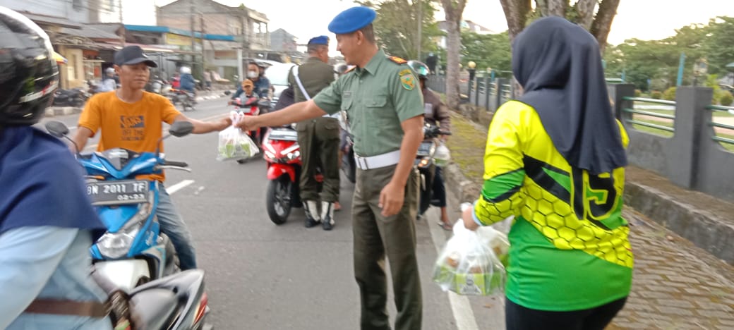 Subdenpom 11/4-2 Bka Bagikan Takjil di Seputaran Jalan Muntok