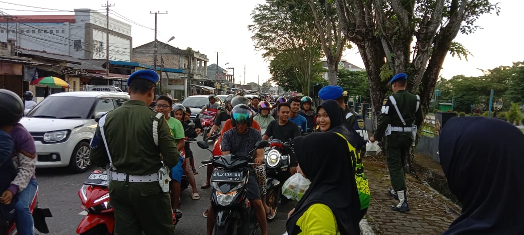 Subdenpom 11/4-2 Bka Bagikan Takjil di Seputaran Jalan Muntok