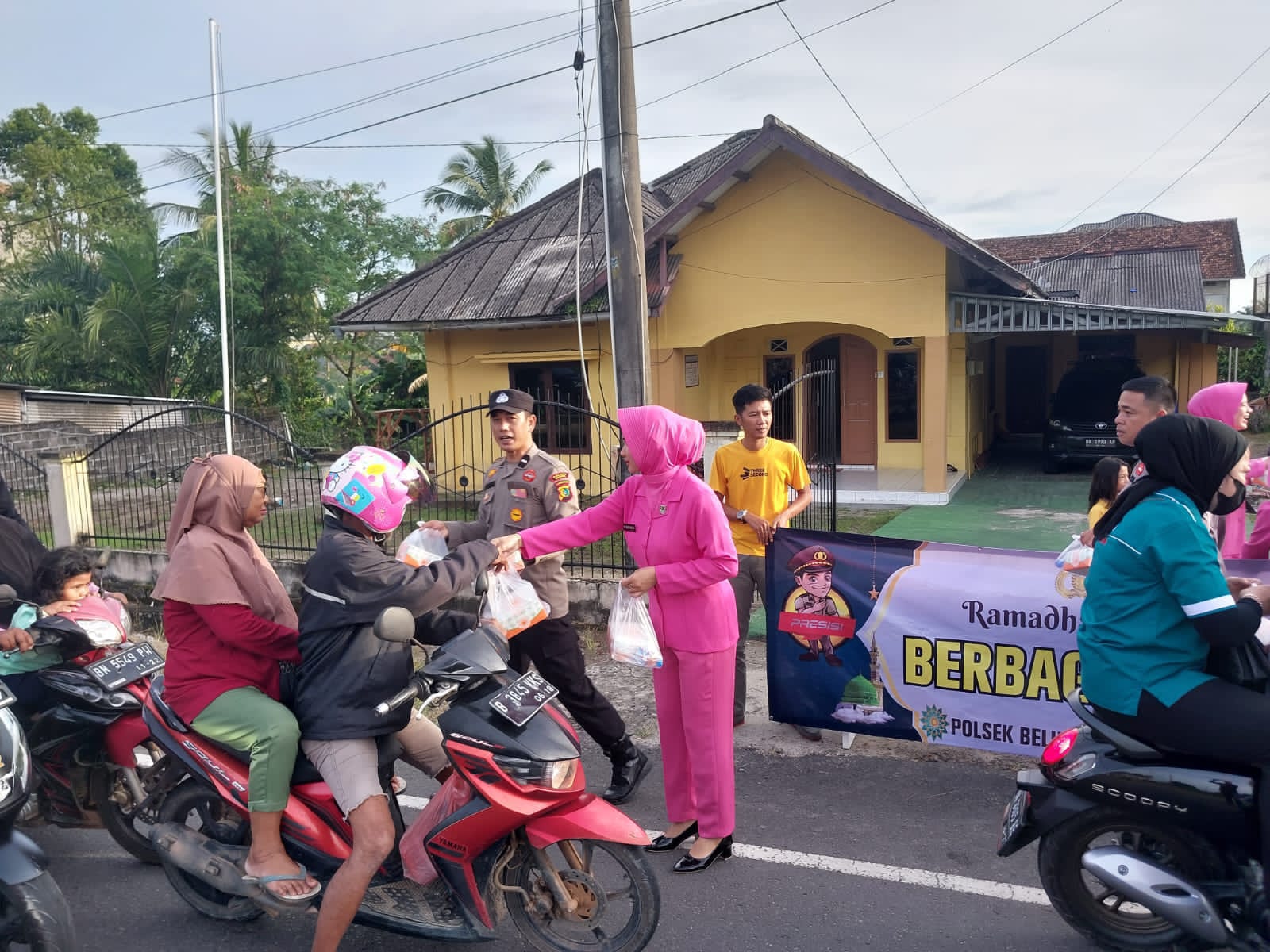 Ramadhan Berkah Bagikan Takjil Kepada Warga