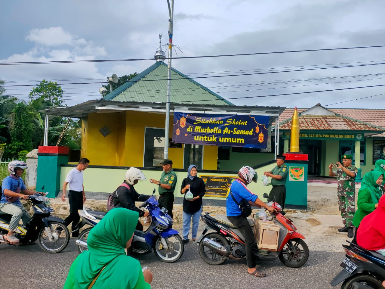 Peduli Sesama Bagikan Takjil Kepada Masyarakat