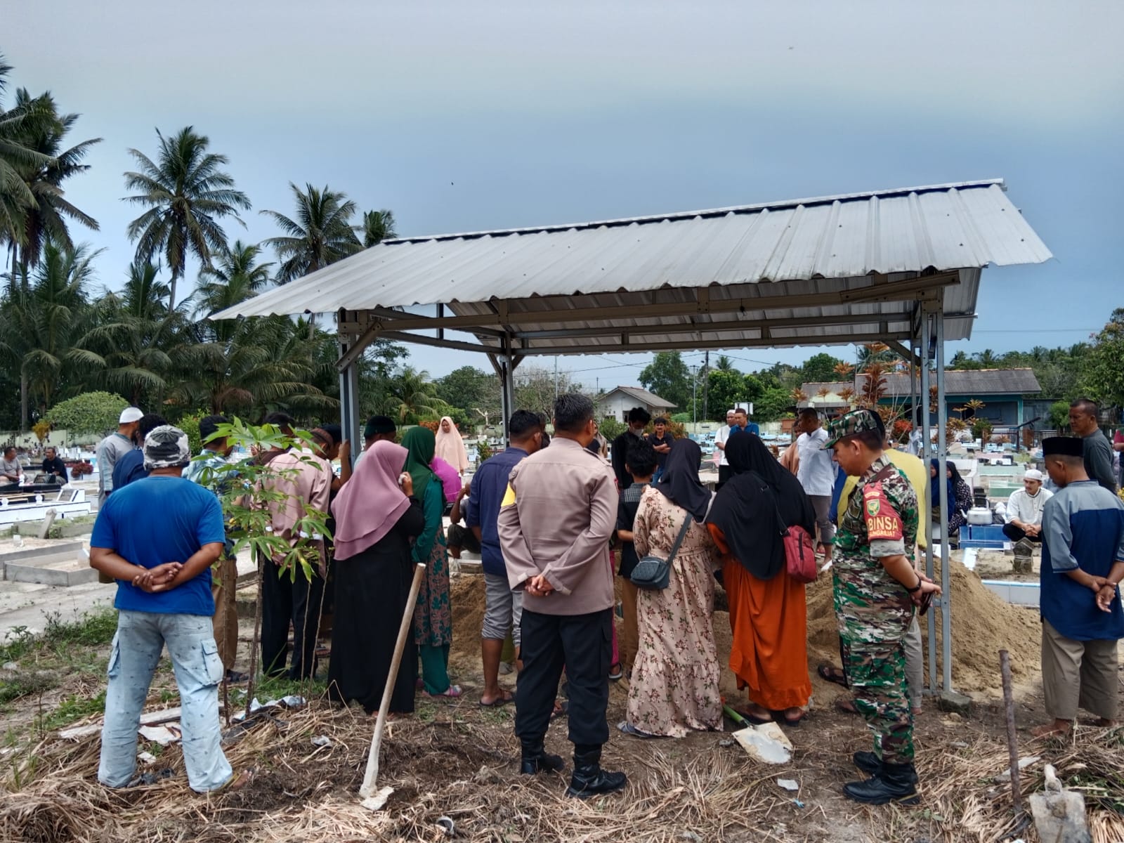 Babinsa Kelurahan Sinar Jaya Jelutung Melakukan Takziah ke Rumah Duka Warga Binaan