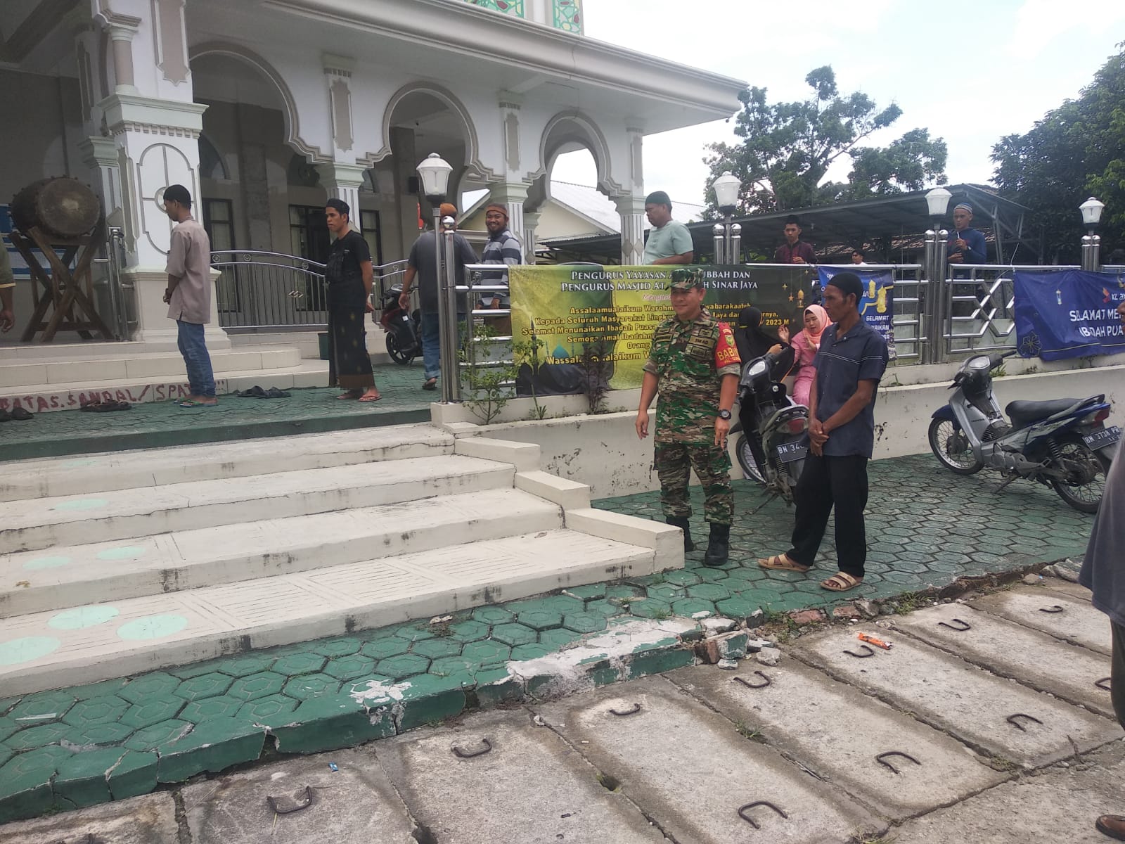 Babinsa Kelurahan Sinar Jaya Jelutung Melakukan Takziah ke Rumah Duka Warga Binaan