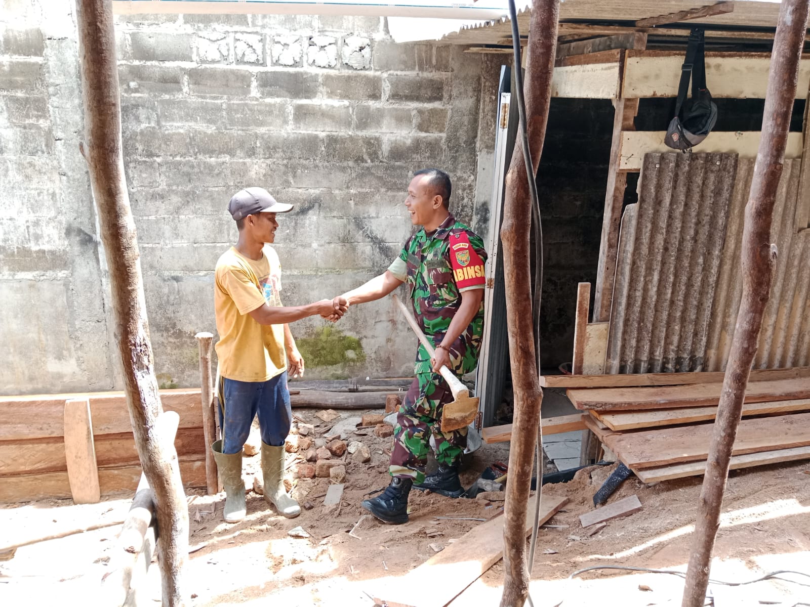 Tetap lestarikan Budaya Gotong Royong Babinsa Koramil 431-01/Jebus Gelar Pembinaan Teritorial