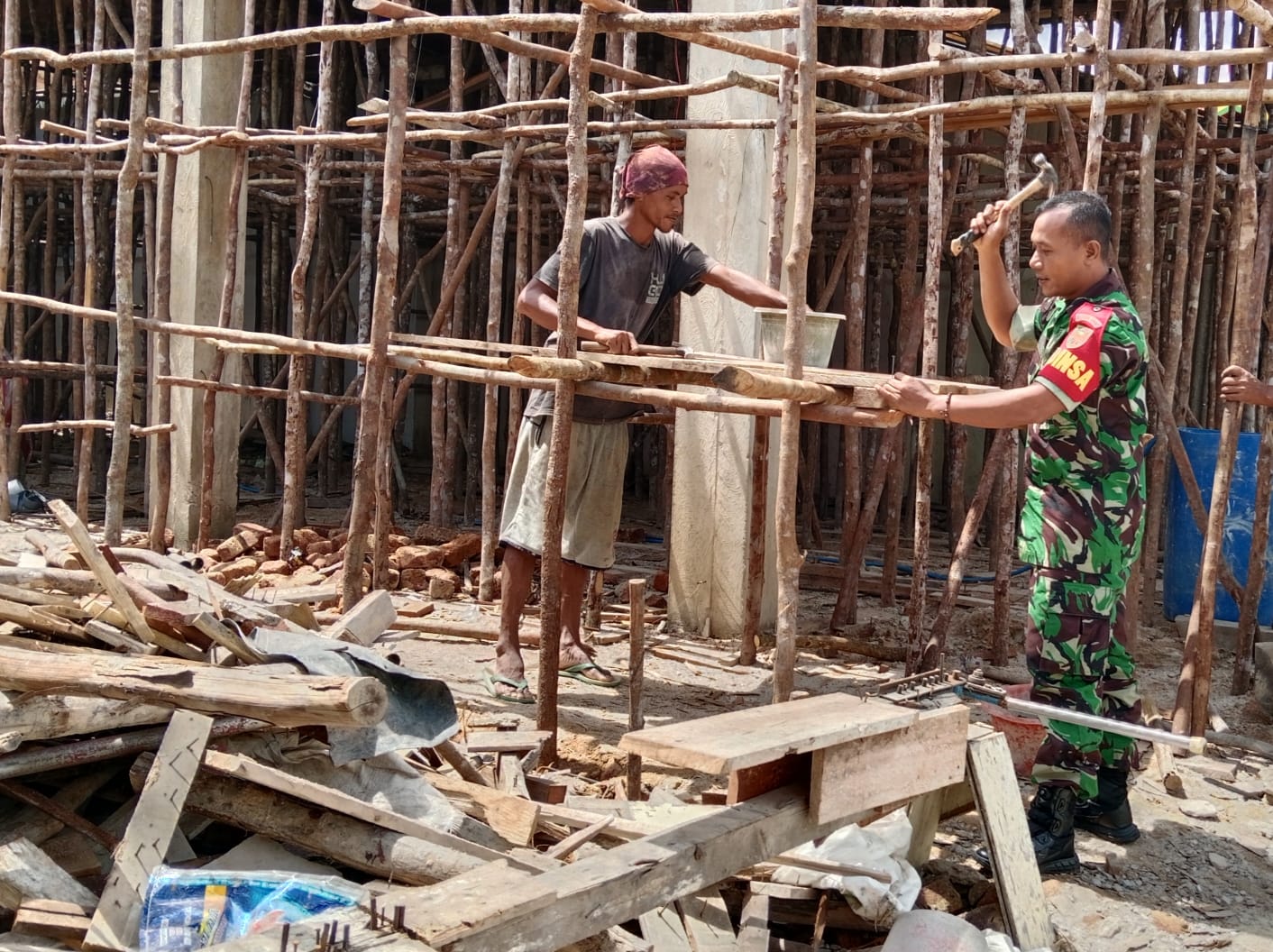 Tetap lestarikan Budaya Gotong Royong Babinsa Koramil 431-01/Jebus Gelar Pembinaan Teritorial