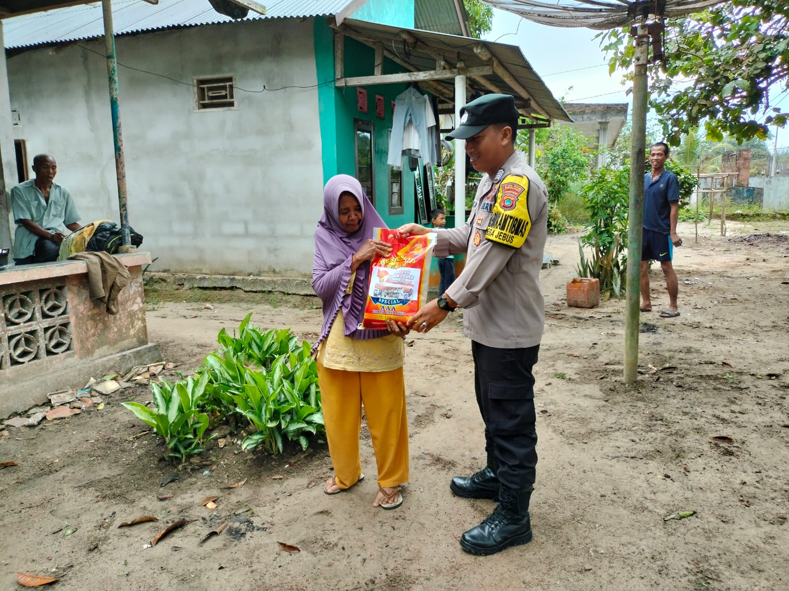 Ramadhan Berbagi, Polres Bangka Barat Bagikan 30 Paket Sembako Kepada Warga Kurang Mampu