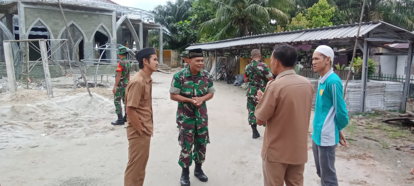 Wadanramil 413-07/Koba Bersama Anggota Bersihkan Masjid