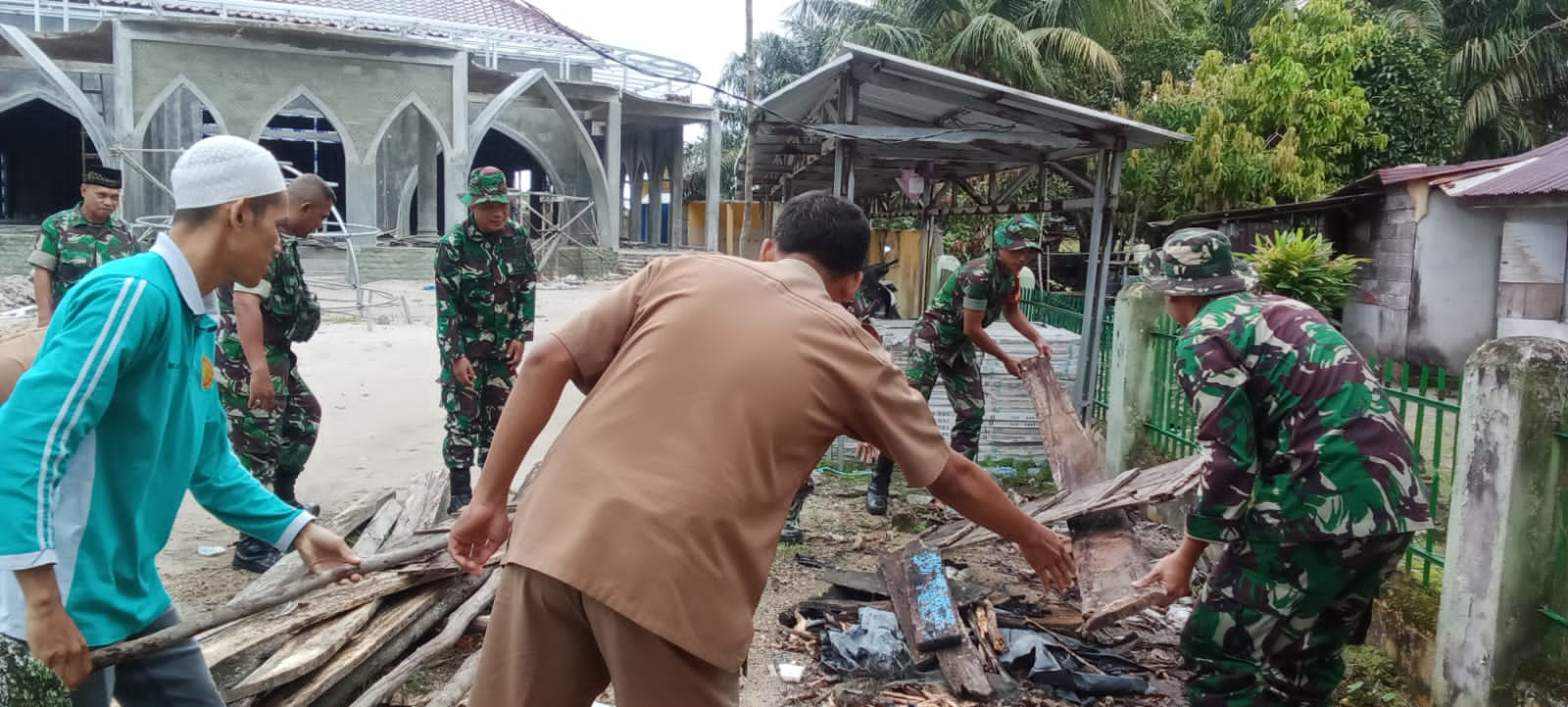 Wadanramil 413-07/Koba Bersama Anggota Bersihkan Masjid