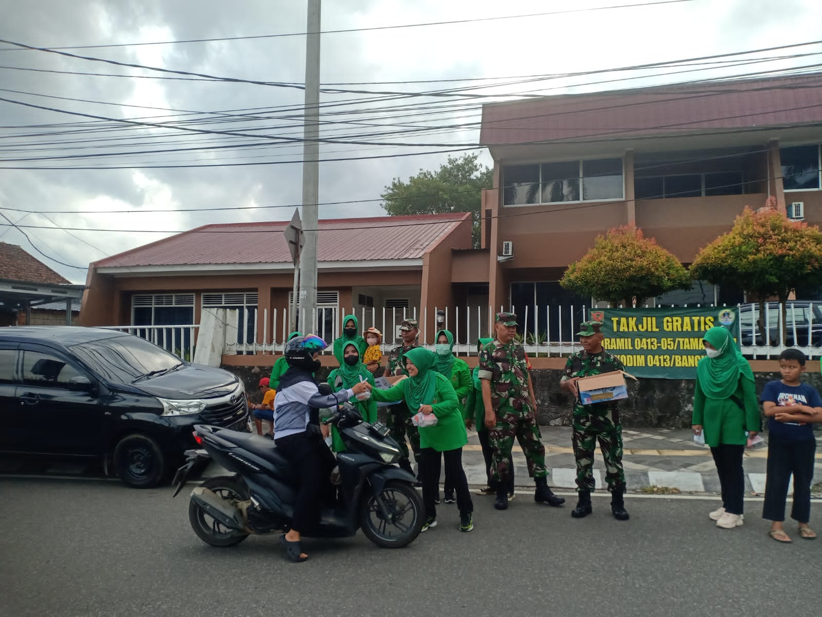 Wadanramil 413-06/Tamansari Bagikan Takjil Gratis