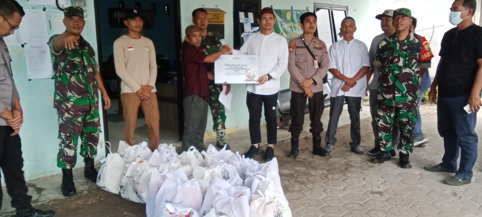 Bagikan 300 Paket Sembako kepada Warga Desa Batu Briga yang Kurang Mampu