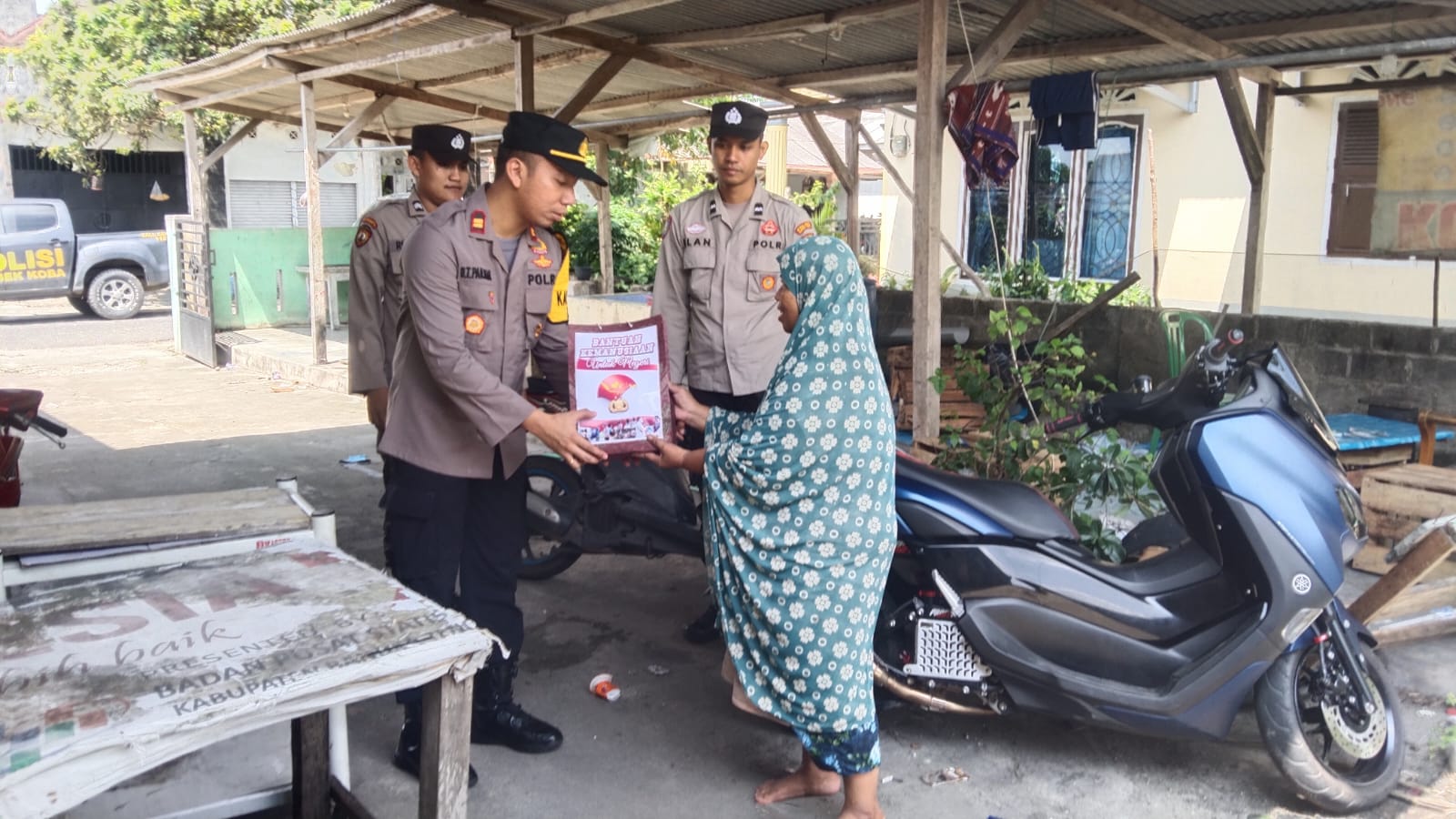 Berbagi Berkah Ramadhan Kapolsek Koba Bagikan Sembako Kepada Masyarakat yang Membutuhkan