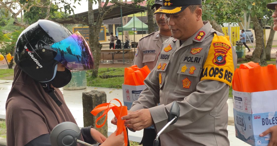 Bagikan Takjil Kepada Pengguna Jalan Kapolres Bangka Tengah Sisipkan Pesan Kamtibmas