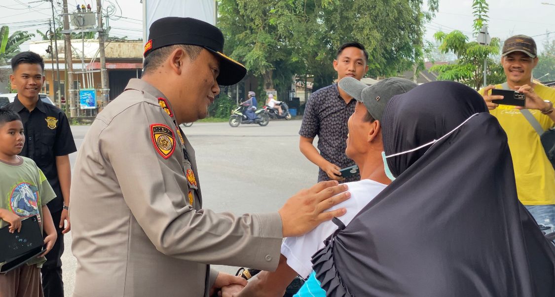 Bagikan Takjil Kepada Pengguna Jalan Kapolres Bangka Tengah Sisipkan Pesan Kamtibmas