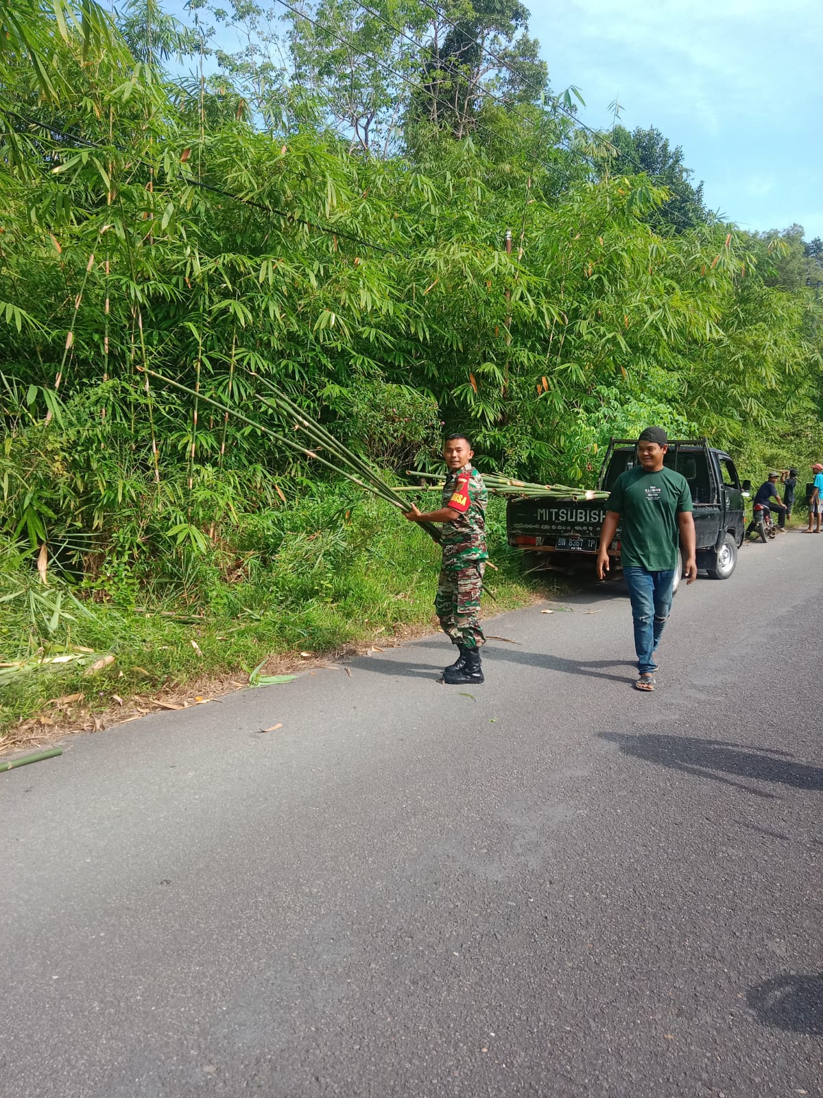 Jalin Sinegritas, Babinsa Koramil 431-02/Mentok Melaksanakan Gotong Royong Pembuatan Obor menjelang Hari Raya Idul Fitri 1444 H