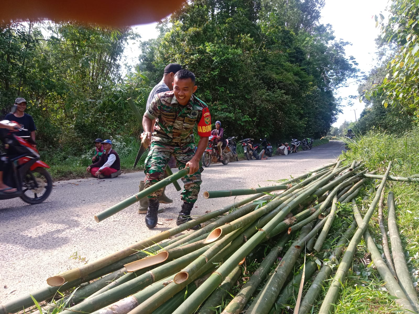 Jalin Sinegritas, Babinsa Koramil 431-02/Mentok Melaksanakan Gotong Royong Pembuatan Obor menjelang Hari Raya Idul Fitri 1444 H