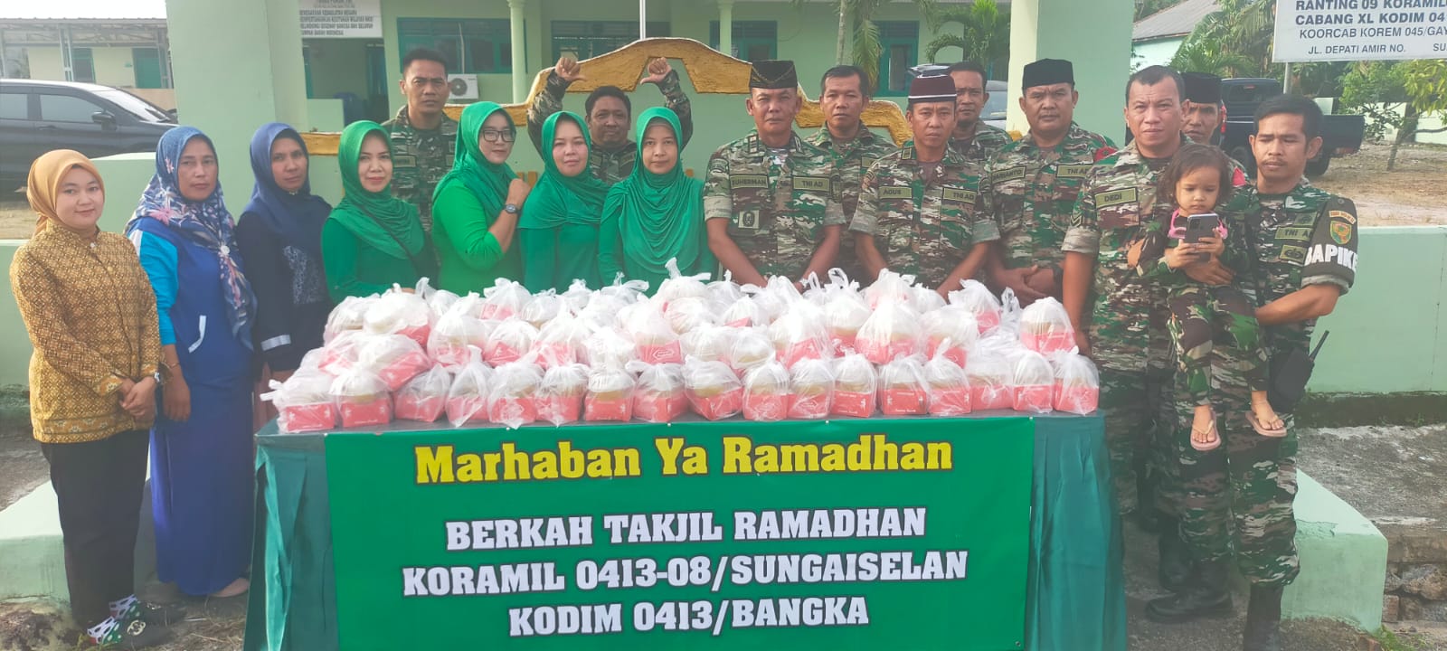 Marhaban Ya Ramadhan Koramil 413-08/Sungai Selan Bagikan Takjil Gratis