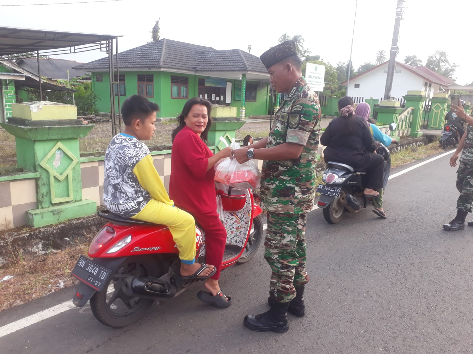 Marhaban Ya Ramadhan Koramil 413-08/Sungai Selan Bagikan Takjil Gratis