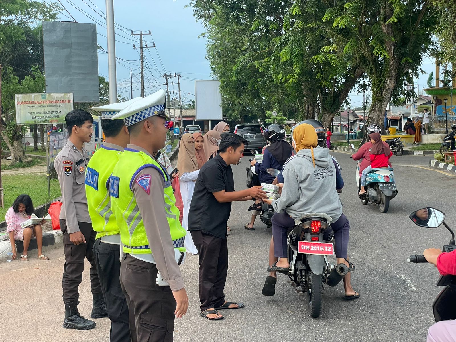 GEBRAKAN (Gerakan Berbagi Kebaikan) Sinergitas PMBT dan Polres Bangka Tengah Berbagi Takjil Ramadhan