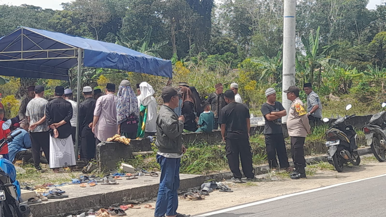 PSDM Cara Bhabinkamtibmas Desa Simpang Katis Hadir Membantu Masyarakat yang Berduka Cita