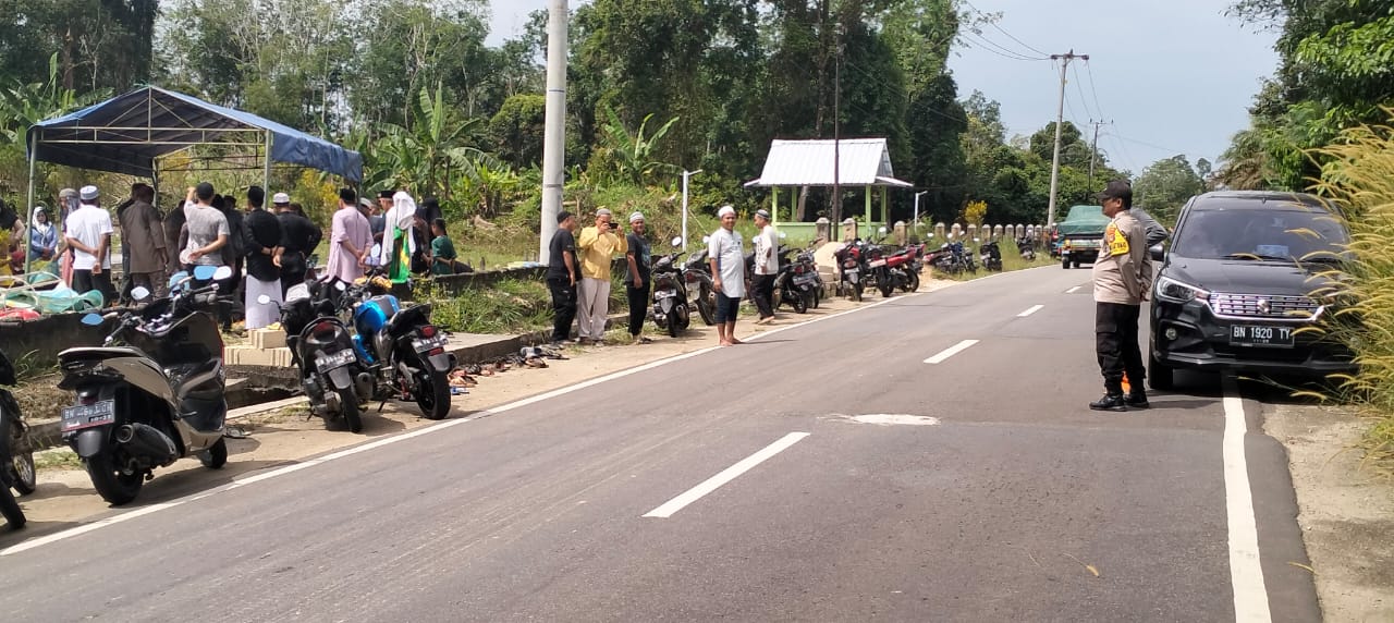 PSDM Cara Bhabinkamtibmas Desa Simpang Katis Hadir Membantu Masyarakat yang Berduka Cita