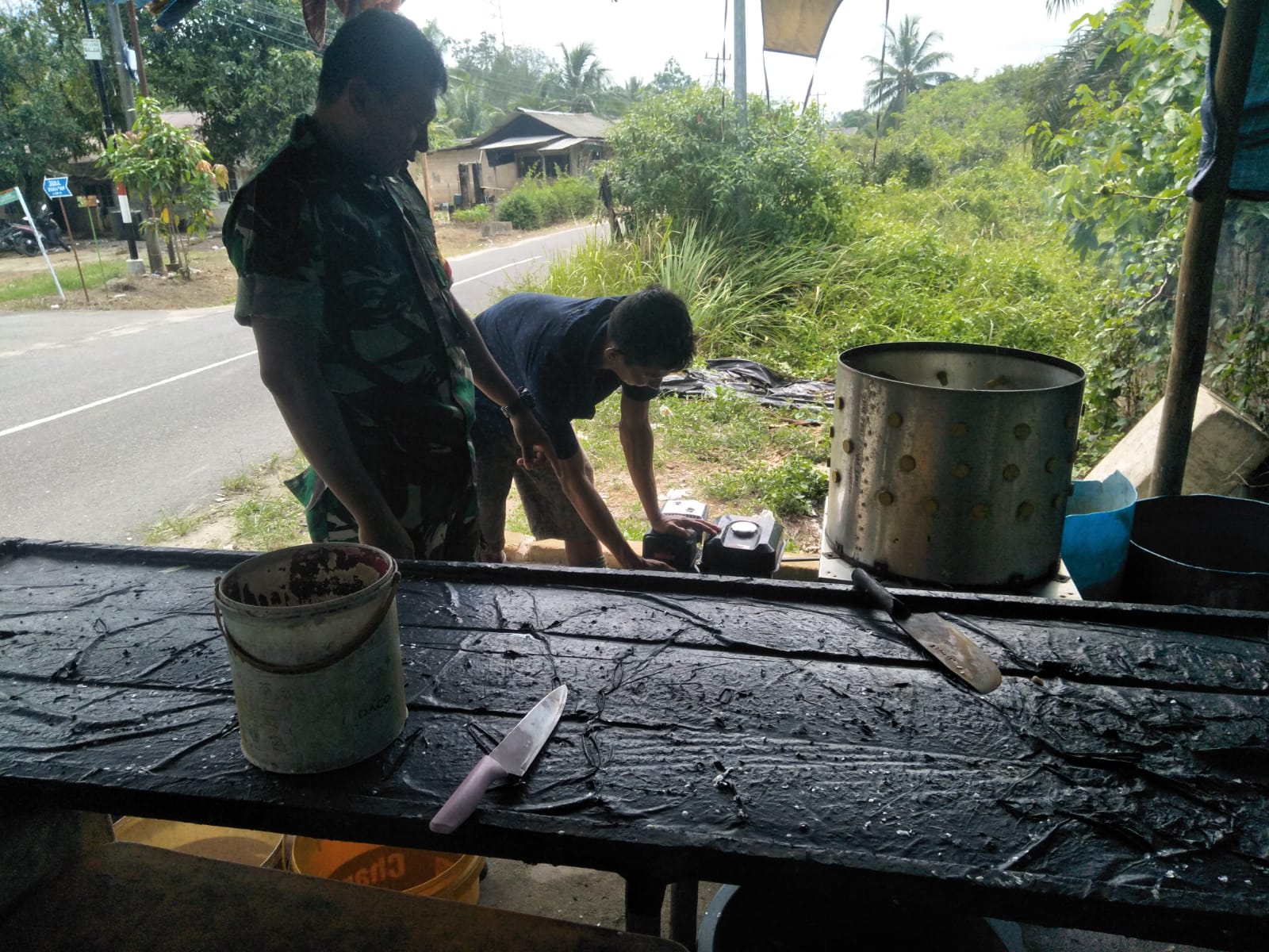 Jelang Hari Raya Babinsa Koramil 431-02/Mentok Komsos Bersama Penjual Ayam Potong