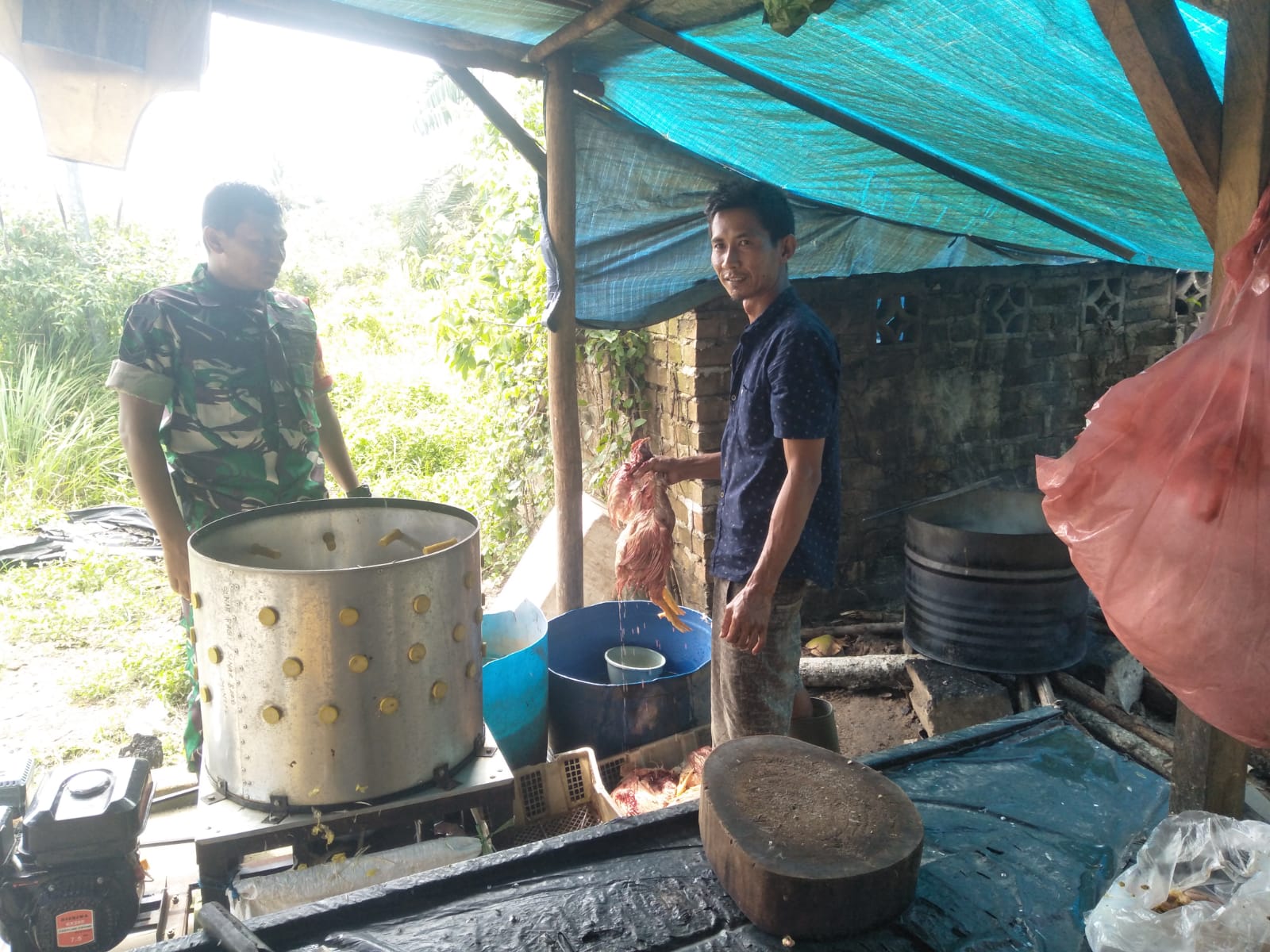 Jelang Hari Raya Babinsa Koramil 431-02/Mentok Komsos Bersama Penjual Ayam Potong