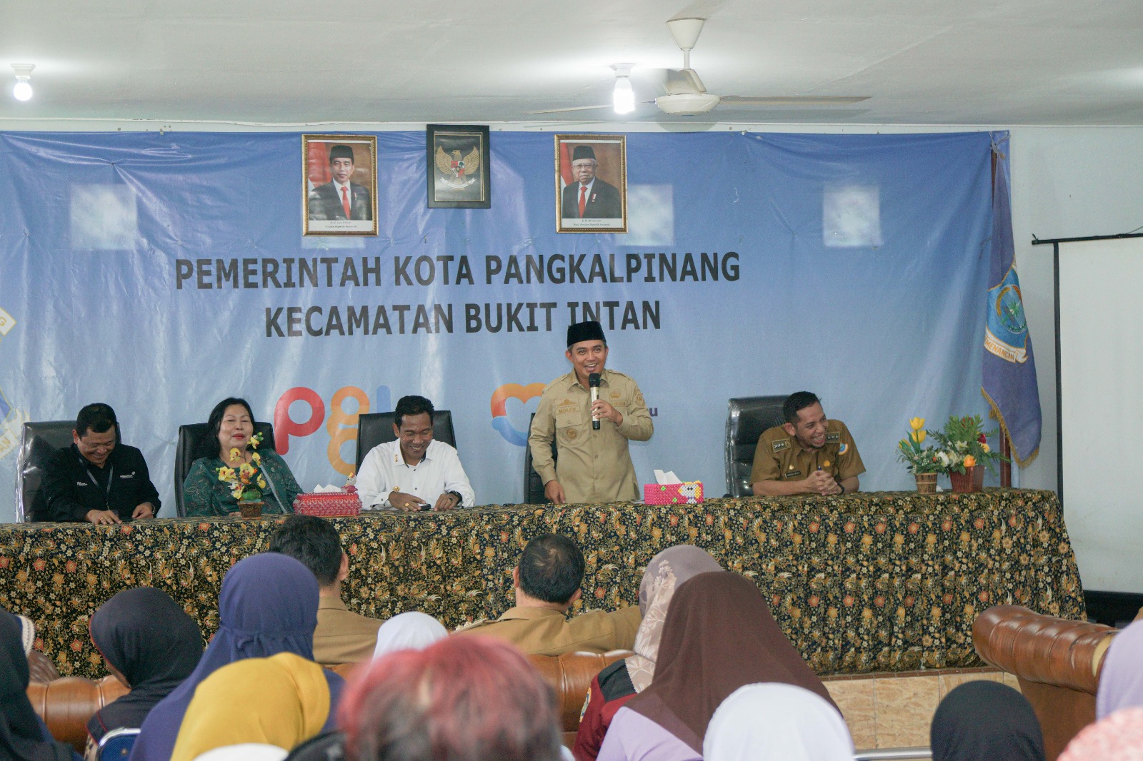 Wali Kota Molen, PJ Gubernur Babel Suganda, GM Angkasa Pura II Kompak Santuni Yatim Piatu Dan Dhuafa Di Kecamatan Bukit Intan