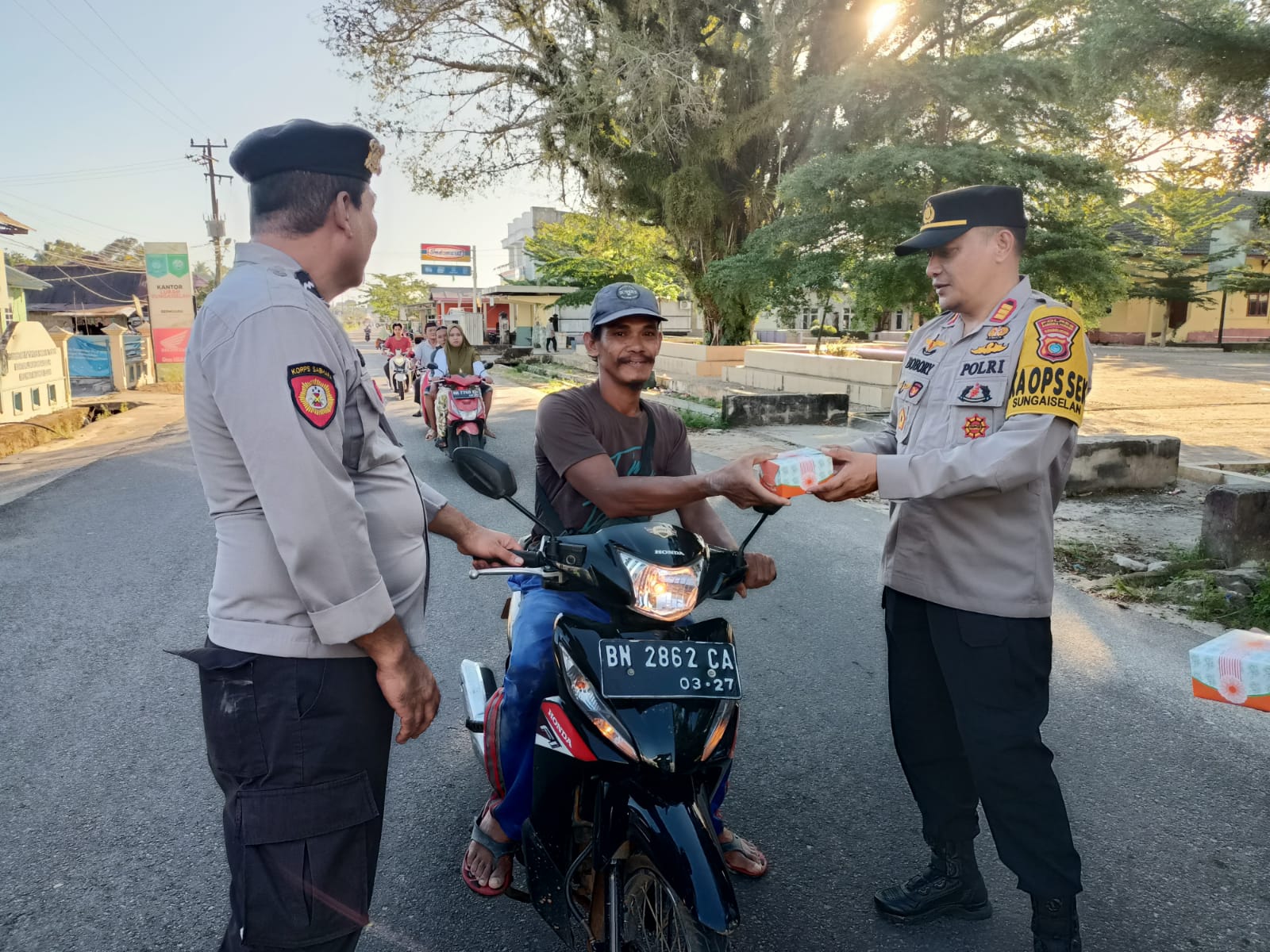 Polsek Sungai Selan Gelar Bakti Sosial dengan Berbagi Takjil kepada Masyarakat