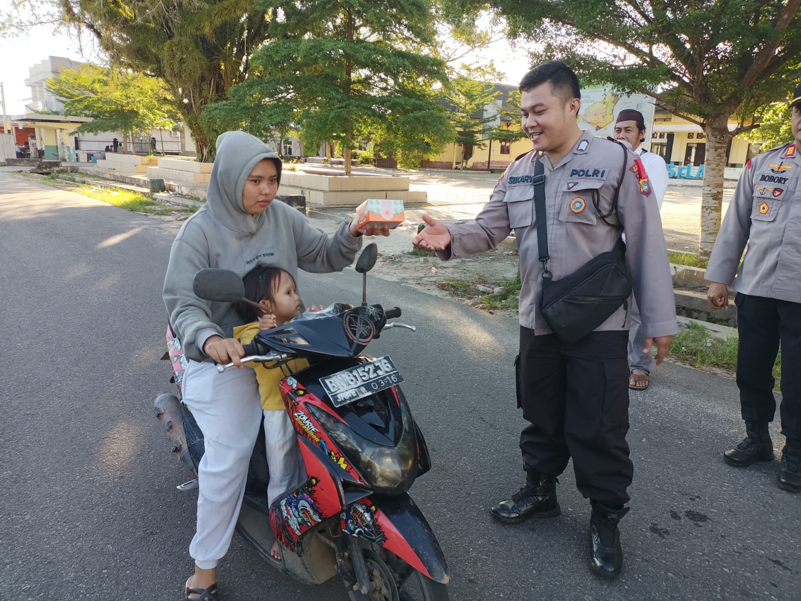 Polsek Sungai Selan Gelar Bakti Sosial dengan Berbagi Takjil kepada Masyarakat