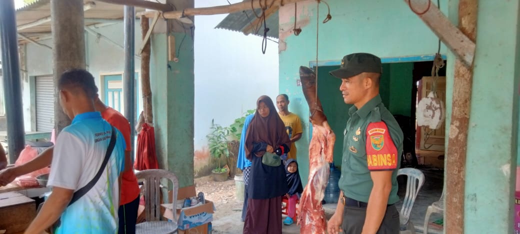 Babinsa Koramil 431-03/Kelapa Melaksanakan Komsos dengan Penjual Daging Sapi menjelang Lebaran Idul Fitri 1444 H