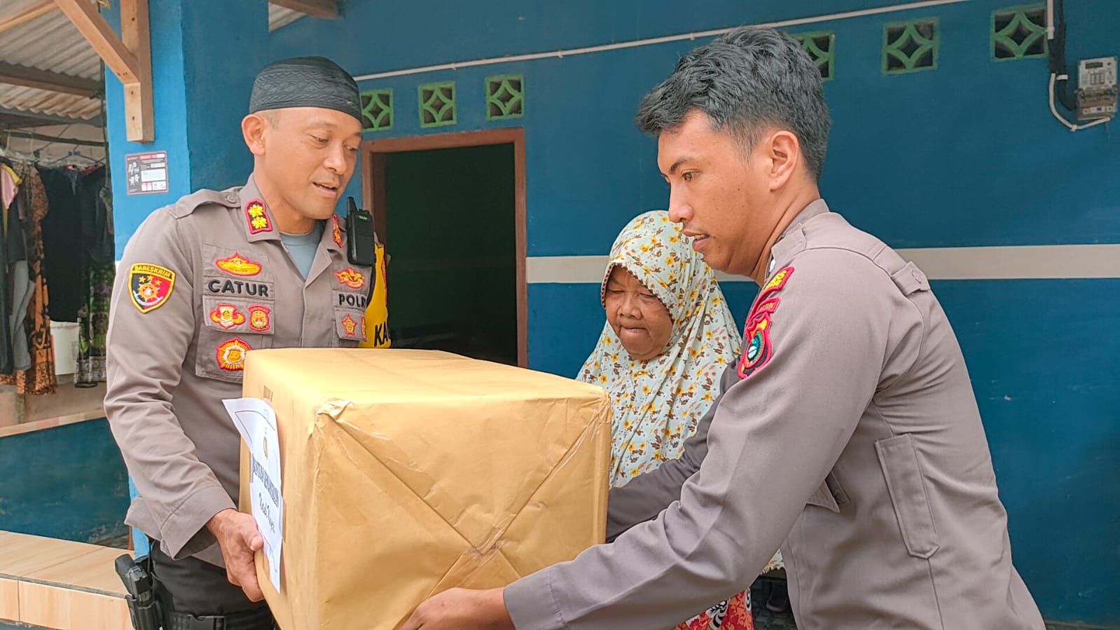 Kapolres Bangka Barat Bersama Ibu Ketua Bhayangkari Cabang Bangka Barat, Salurkan Bantuan Sembako Kepada Warga