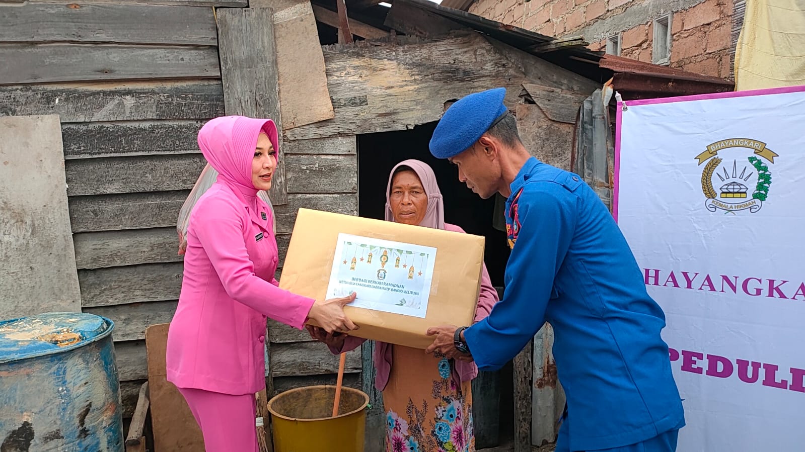 Kapolres Bangka Barat Bersama Ibu Ketua Bhayangkari Cabang Bangka Barat, Salurkan Bantuan Sembako Kepada Warga