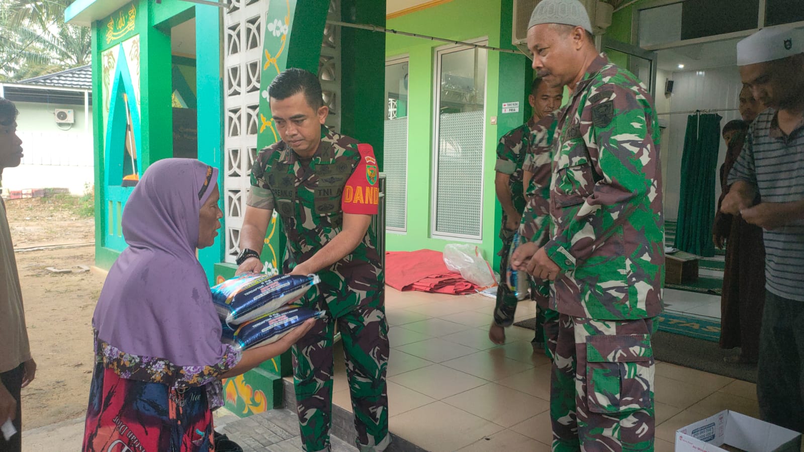 Kodim 0413/Bangka Menyalurkan Zakat Fitrah kepada Warga