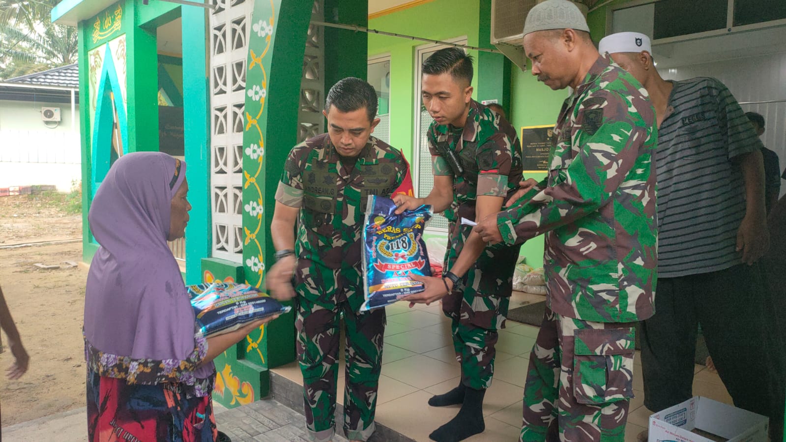 Kodim 0413/Bangka Menyalurkan Zakat Fitrah kepada Warga