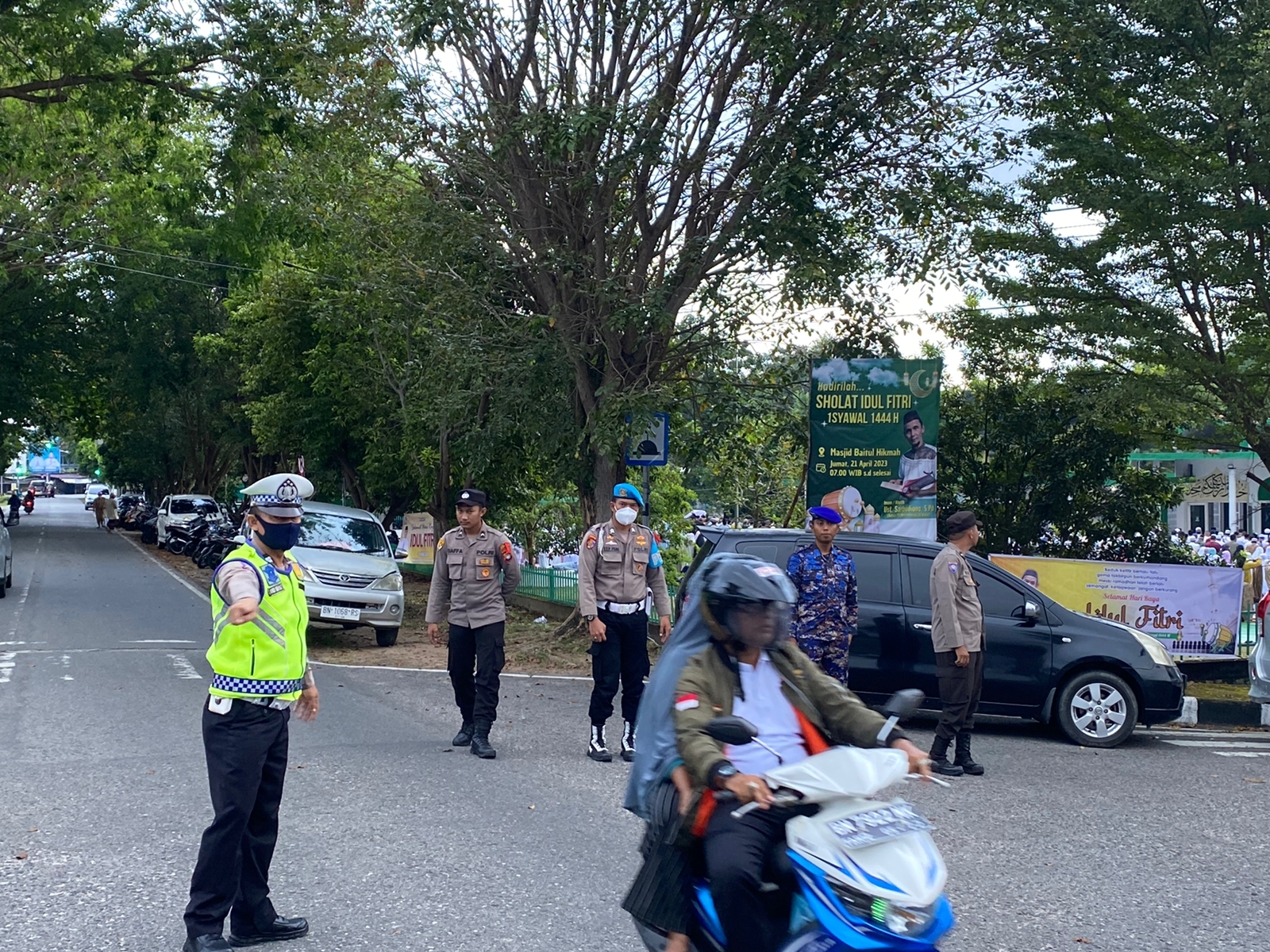 Hadir di Tengah Masyarakat Personil Polres Bangka Barat Lakukan Pengamanan Sholat Idul Fitri