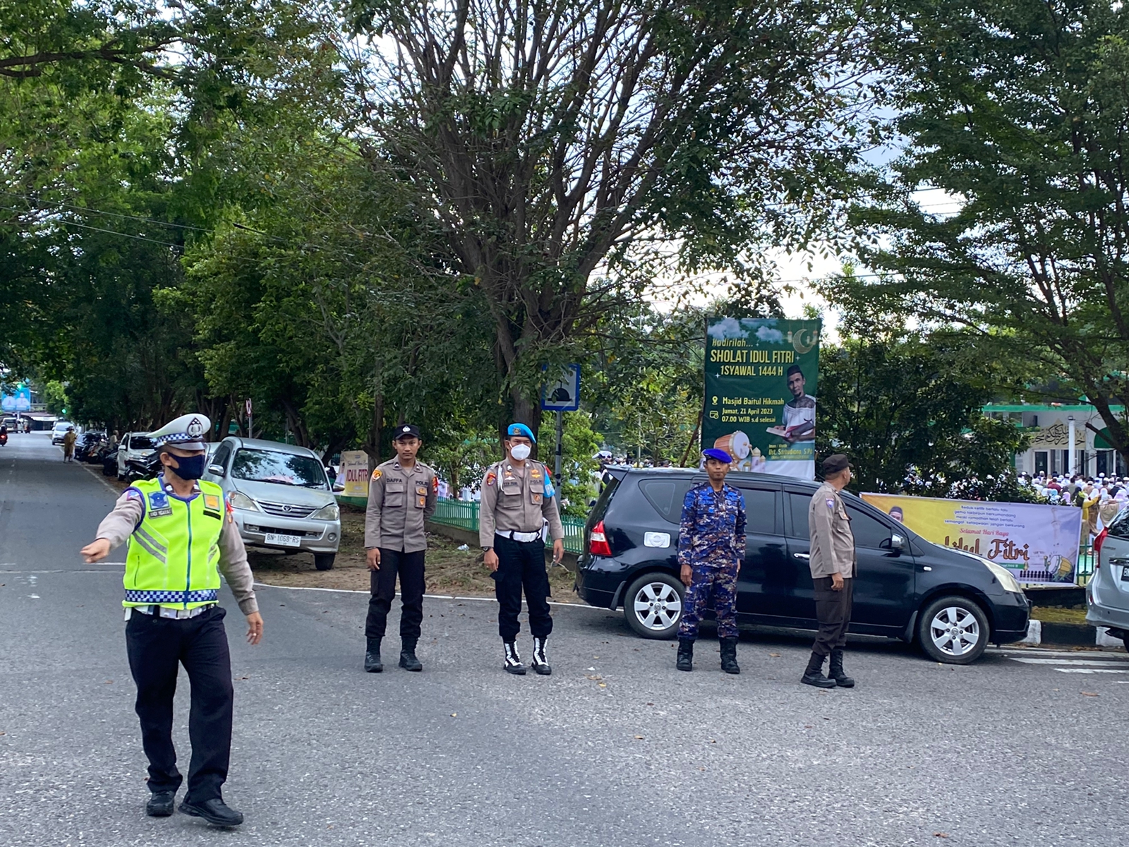 Hadir di Tengah Masyarakat Personil Polres Bangka Barat Lakukan Pengamanan Sholat Idul Fitri