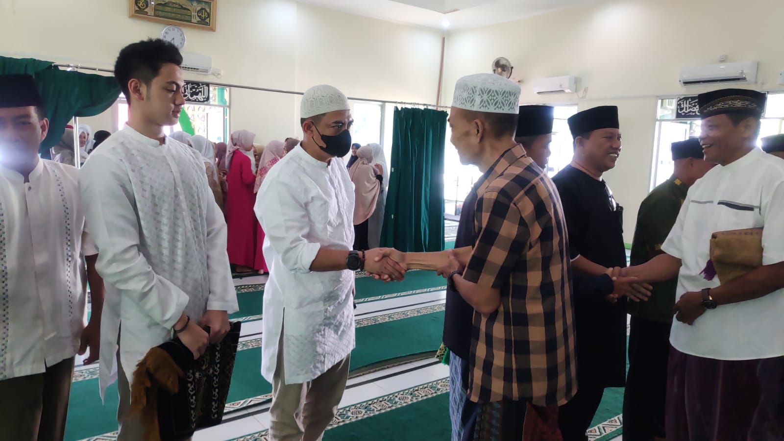 Melaksanakan Sholat Idul Fitri 1444 Hijriah di Mesjid Arsani Kodim 0413/Bangka