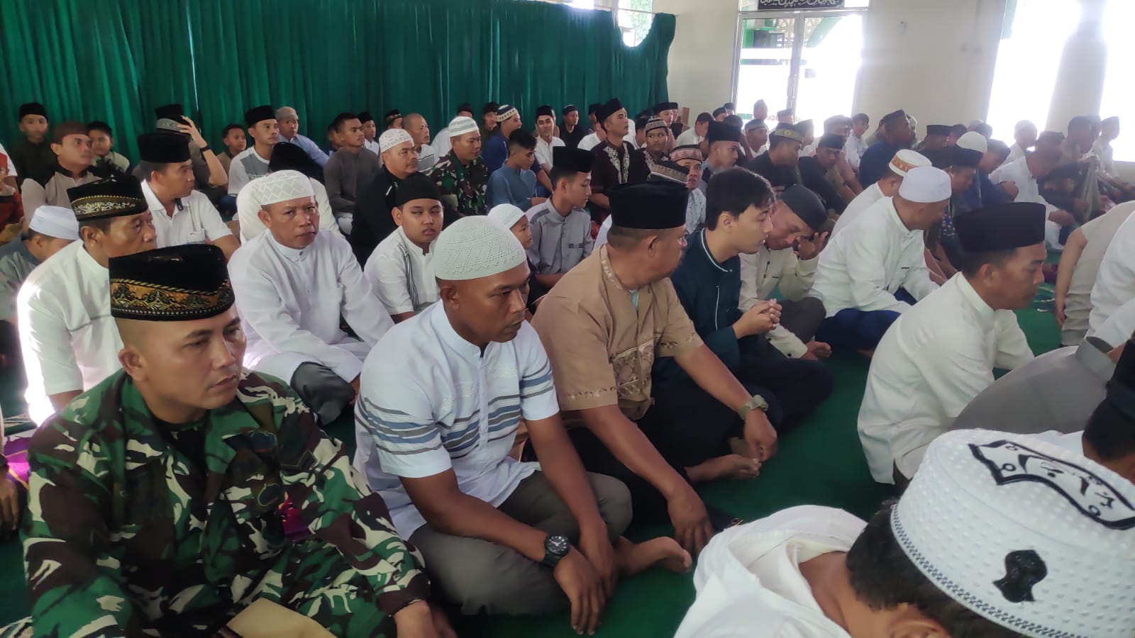 Melaksanakan Sholat Idul Fitri 1444 Hijriah di Mesjid Arsani Kodim 0413/Bangka