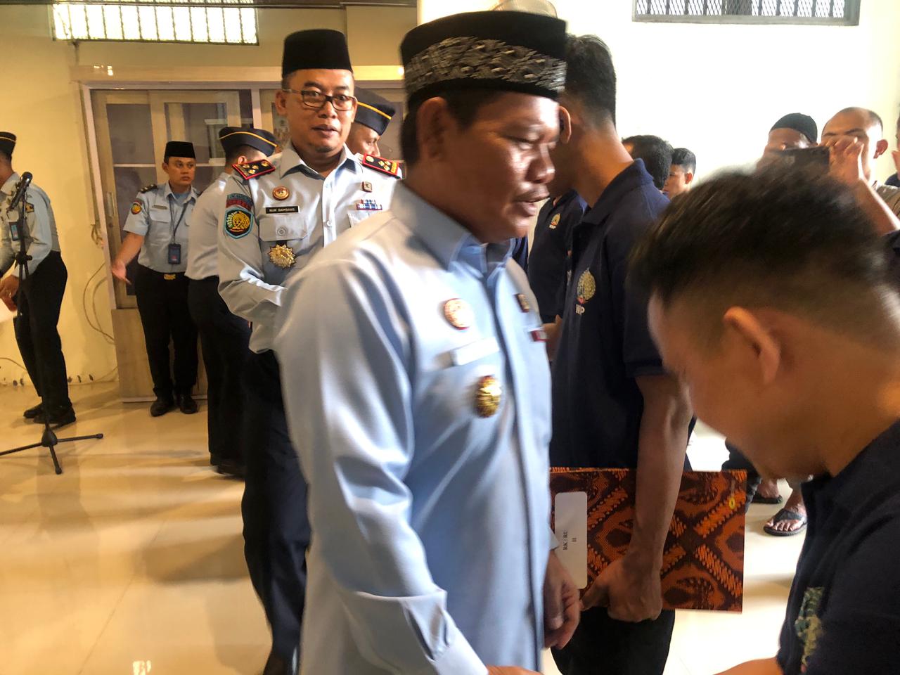 Kadivpas Marlen Situngkir Menyerahkan Remisi Kepada WBP Lapas Narkotika Kelas IIA Pangkalpinang