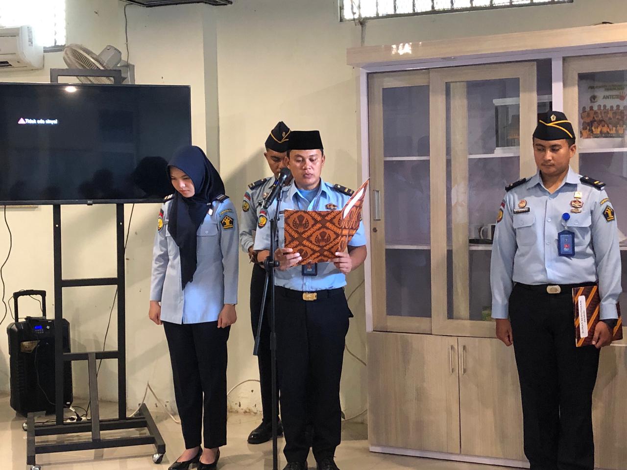 Kadivpas Marlen Situngkir Menyerahkan Remisi Kepada WBP Lapas Narkotika Kelas IIA Pangkalpinang