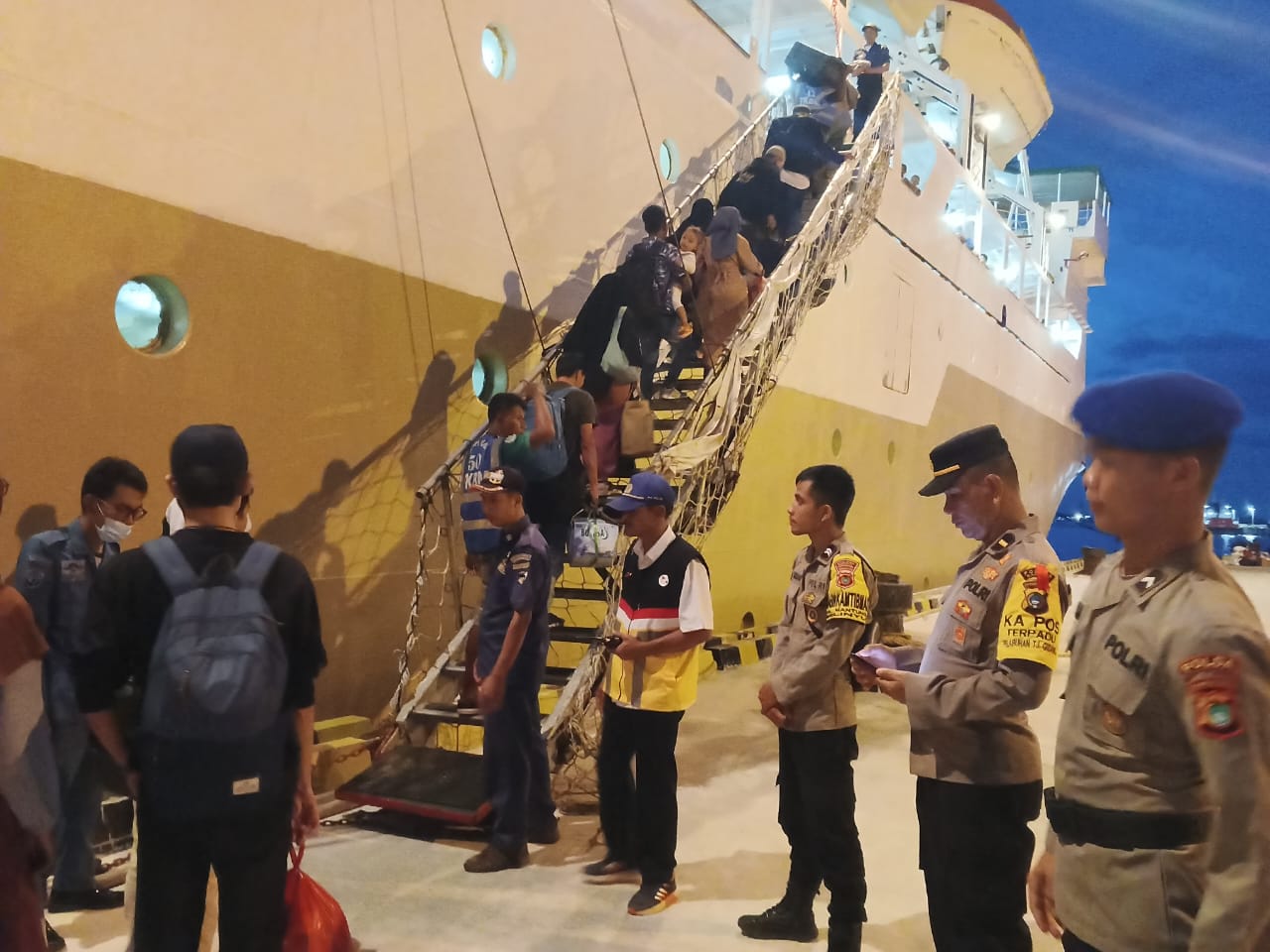 Polsek Belinyu Bersama Tim Gabungan di Pos Terpadu Membantu Mobilitas Penyebrangan Masyarakat Antar Pulau