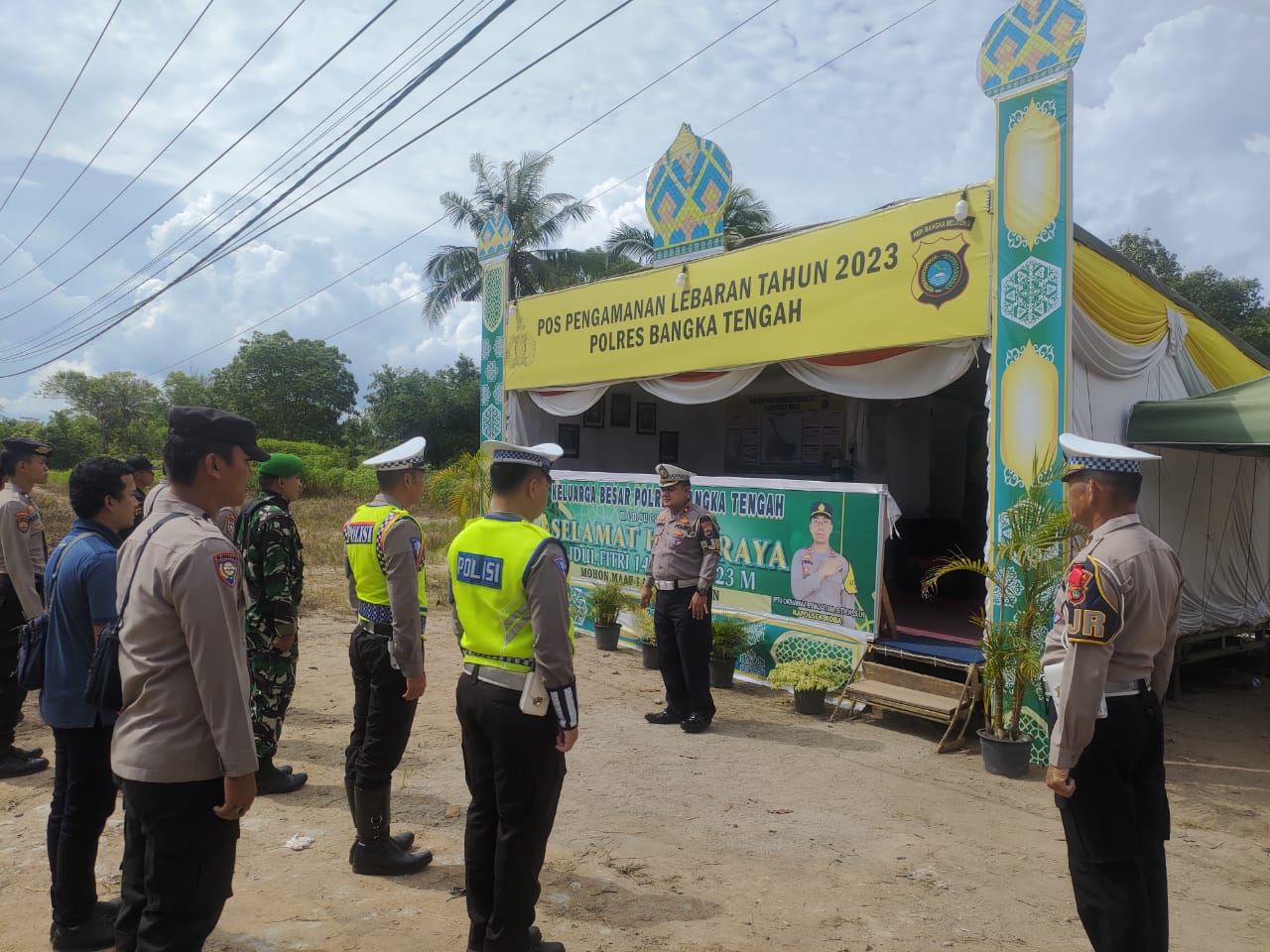 Babinsa Koramil 413-07/Koba Serda Dedek Melaksanakan Pengamanan Arus Mudik