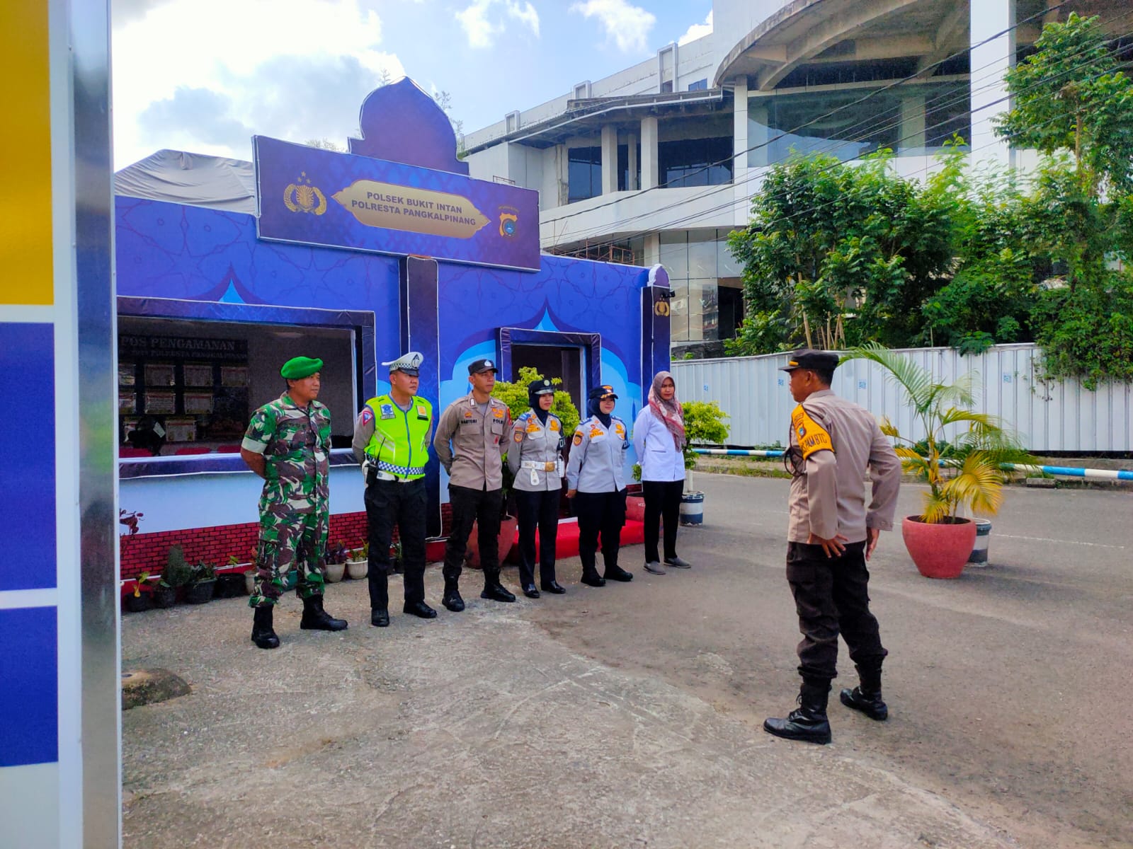 Babinsa Koramil Jajaran Kodim 0413/Bangka Bantu Kepolisian dan Instansi Lakukan Pengamanan