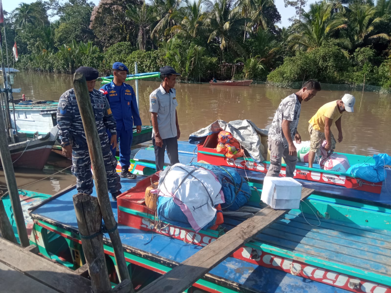 Polsek Sungai Selan Bersinergi Bersama TNI Amankan Arus Balik Di Pelabuhan Sungai Selan