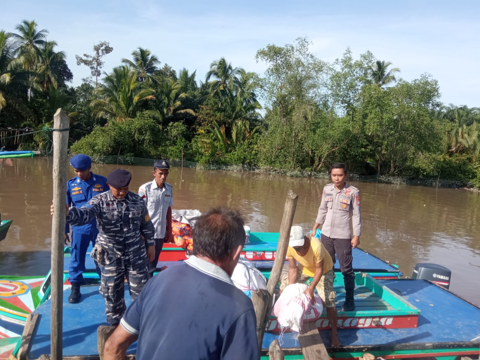 Polsek Sungai Selan Bersinergi Bersama TNI Amankan Arus Balik Di Pelabuhan Sungai Selan