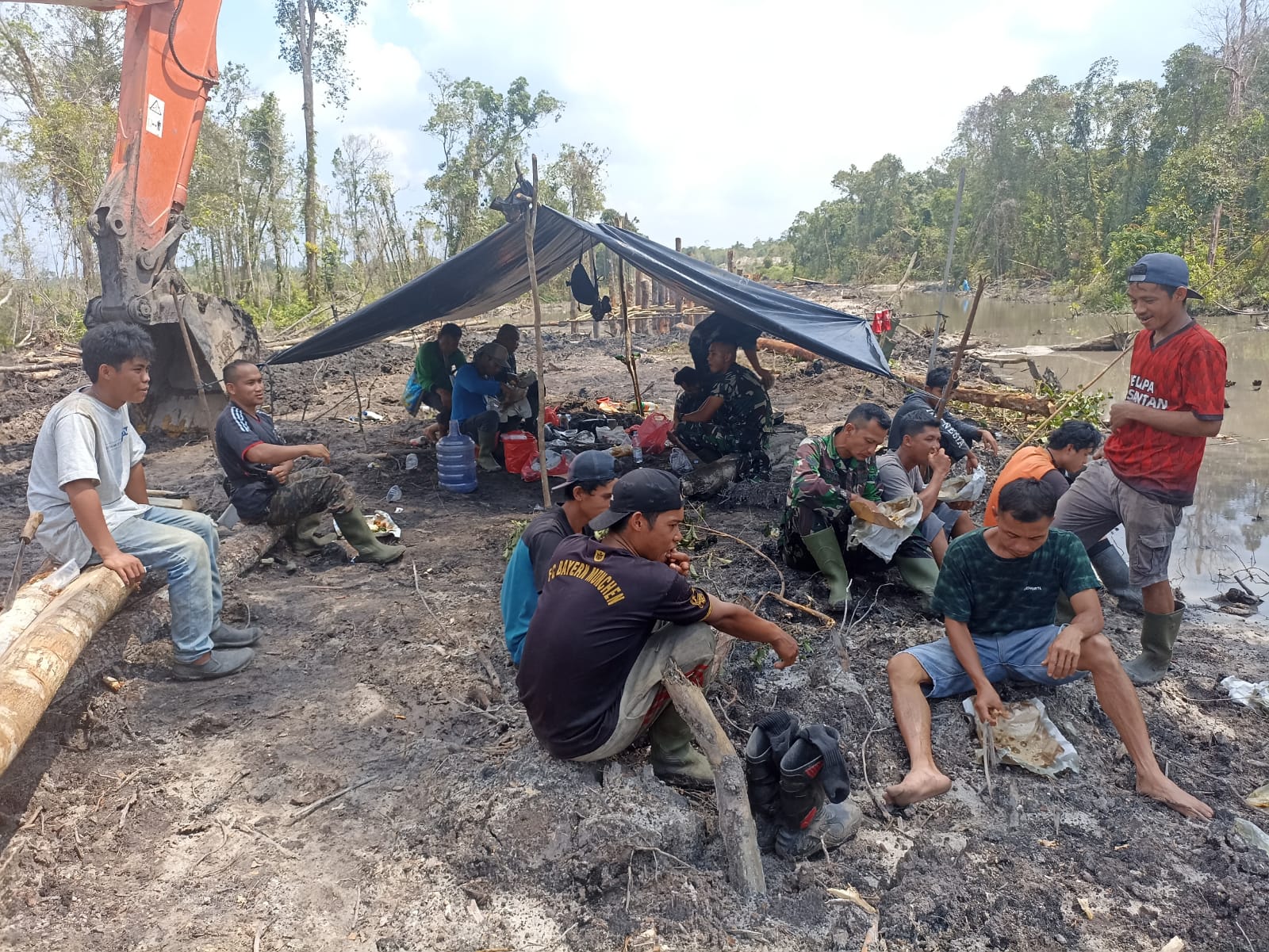 Jalin Keakraban, Warga dan TNI Makan Bersama di Lokasi TMMD Ke 116 Kodim 0431/Babar